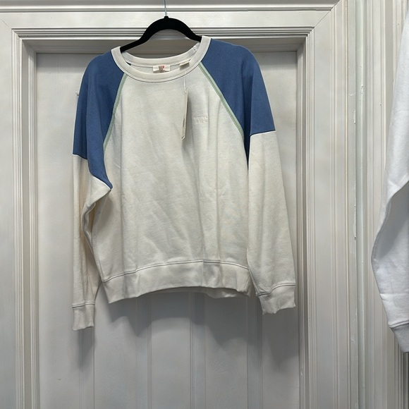 Levi’s Sweater Bundle (READ DESCRIPTION) - Picture 4 of 5